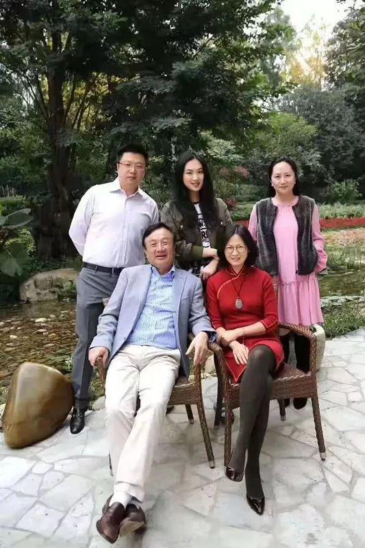 (全家福,后排右一为孟晚舟)