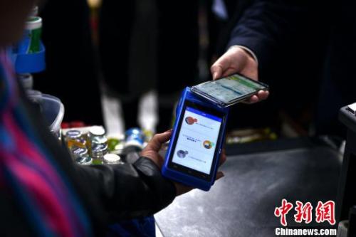 图为消费者在使用“云闪付”APP向商户付款。 周文元摄 图为消费者在使用“云闪付”APP向商户付款。 周文元摄