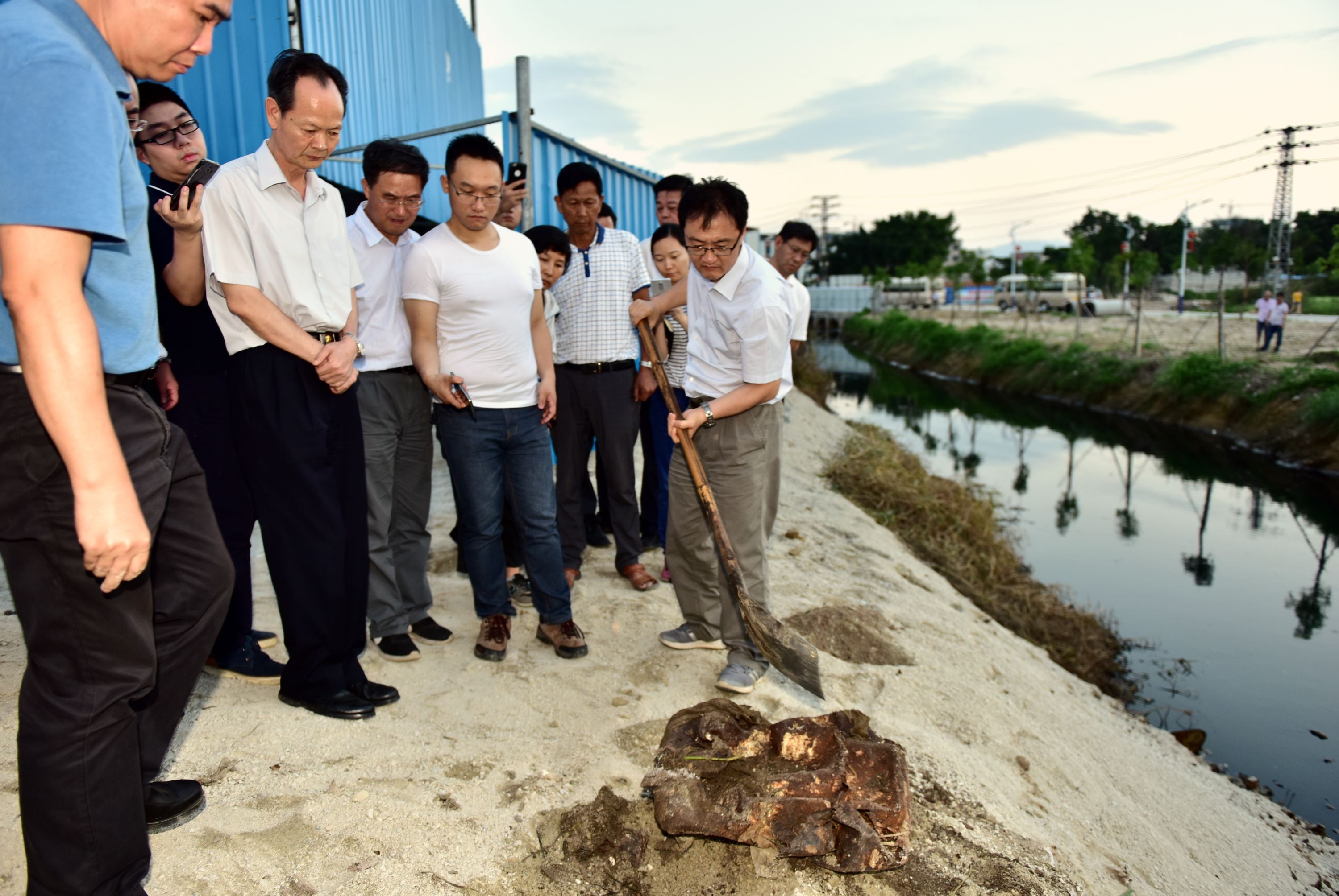 6��16�գ��㶫ʡ������һ��С���������ճ������ַǷ��㵹Σ�շ��������Ա������������������֤�ݡ���Ӱ/����